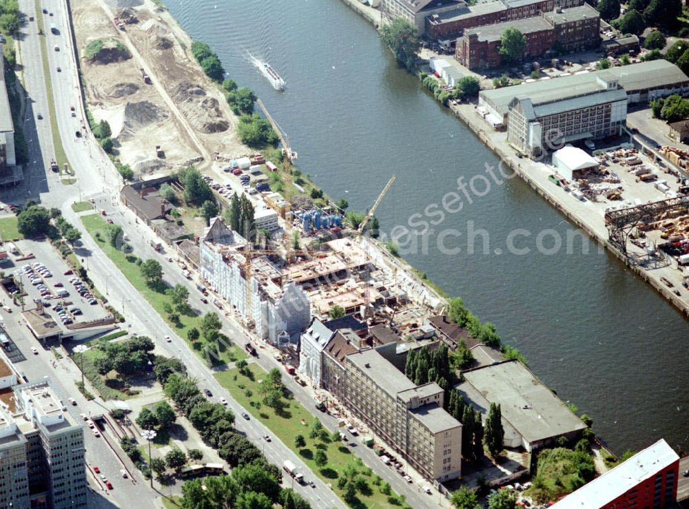 Aerial photograph Berlin - Friedrichshain - Umbau von Speicher- und Lagerflächen im ehem. Grenzstreifen an der Spree / gegenüber des Ostbahnhofes in Berlin - Friedrichshain.