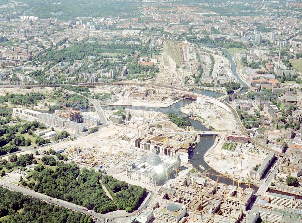 Berlin und Tiergarten from above - Umbau des Spreebogens und des Berliner Reichstages zum Regierungsviertel in Berlin.