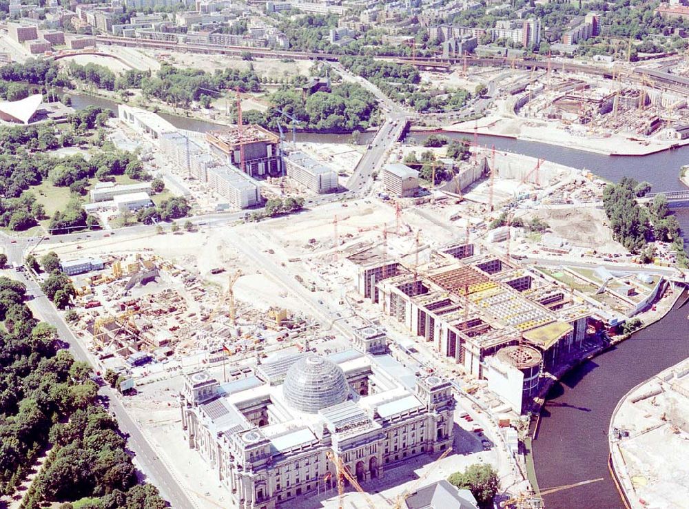 Berlin Tiergarten from the bird's eye view: Umbau des Spreebogens und des Berliner Reichstages zum Regierungsviertel in Berlin.