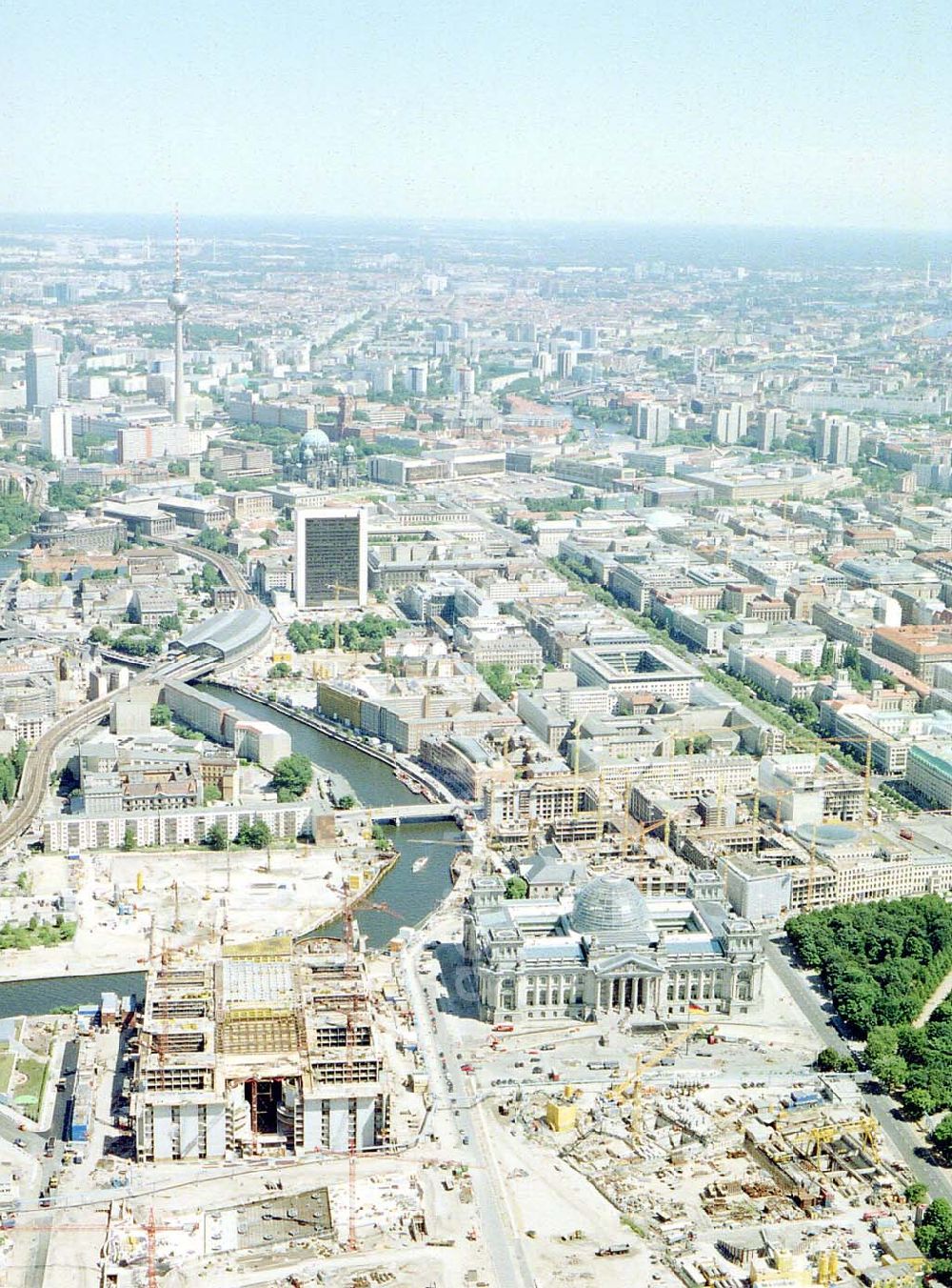 Berlin Tiergarten from the bird's eye view: Umbau des Spreebogens und des Berliner Reichstages zum Regierungsviertel in Berlin.