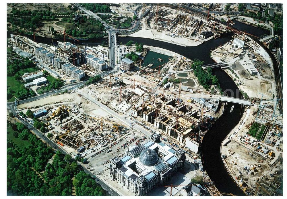 Aerial photograph Berlin - Tiergarten - Umbau des Spreebogens mit fertigem Reichstag.