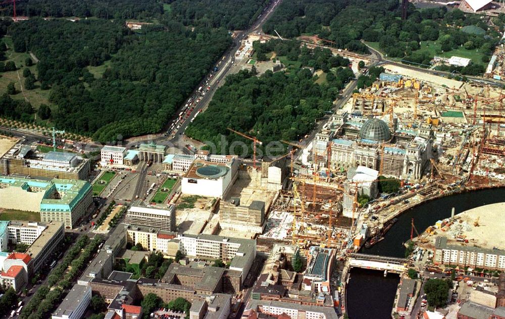 Berlin - Tiergarten from the bird's eye view: Umbau des Spreebogens und des Reichstages, sowie Baustellen am Brandenburger Tor.