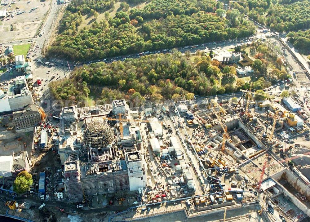 Berlin - Tiergarten from the bird's eye view: Umbau des Spreebogens und des Reichstages zum Regierungsviertel.