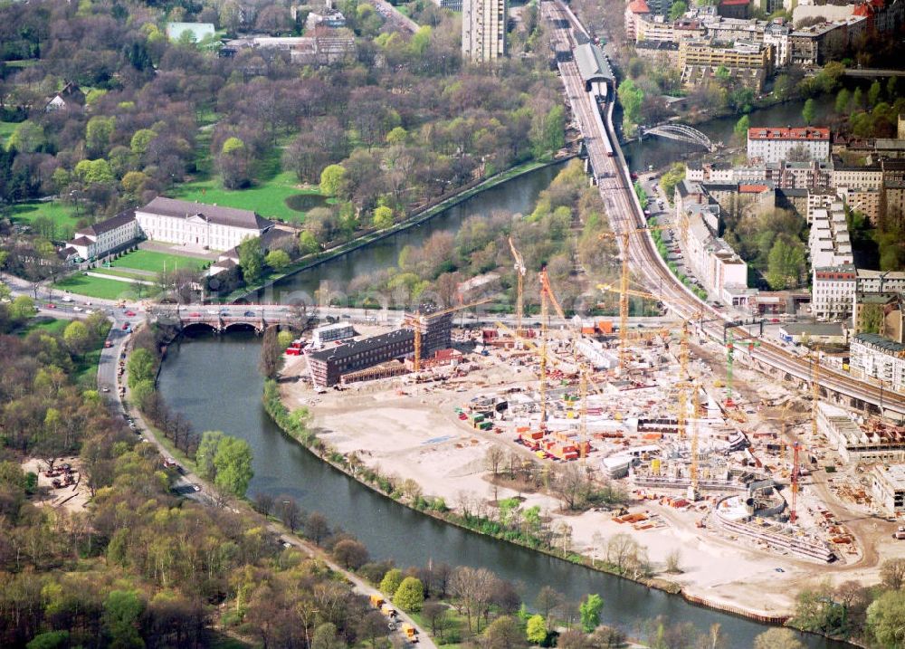 Berlin - Moabit from above - Umbau des Spreebogens zum Regierungsviertel.