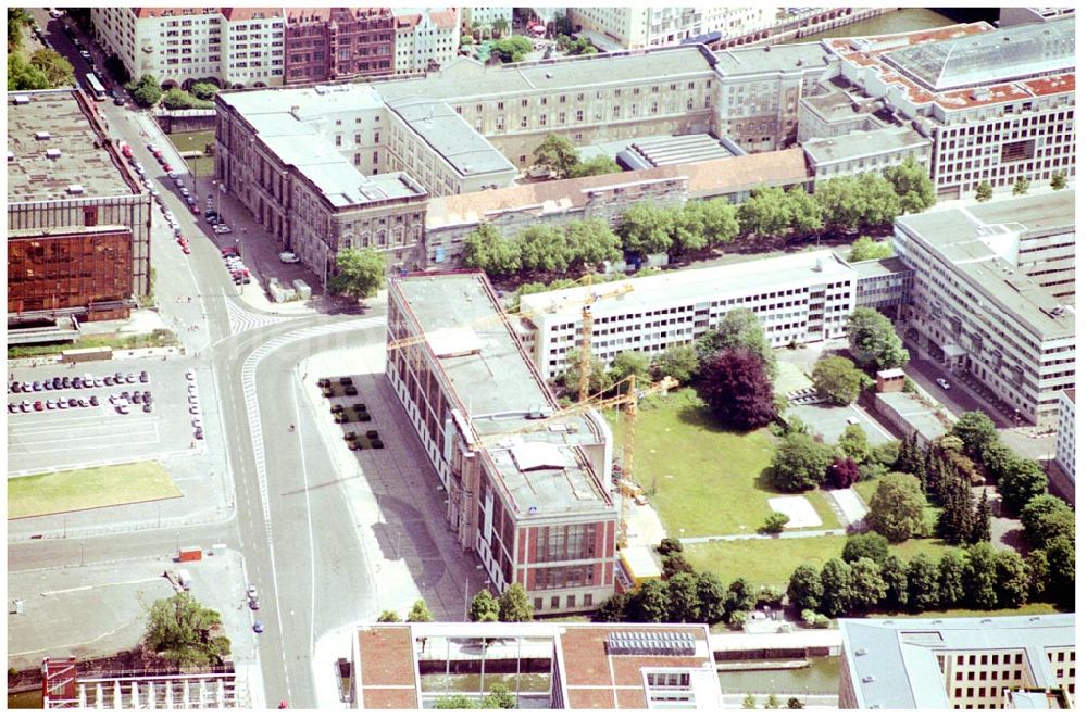 Berlin - Mitte from the bird's eye view: Umbau des Staatsratsgebäudes der DDR und provisorischen Bundeskanzleramtes zum esmt Campus, einer Eliteuniversität. Thomas Schulz,Presse- und Öffentlichkeitsarbeit,Tel. +49-(0)30-21 2 31-10 67 Fax +49-(0)30-21 2 31-9,Mail schulz@esmt.org oder Herr Mehlharfe mehlharfe@esmt.org