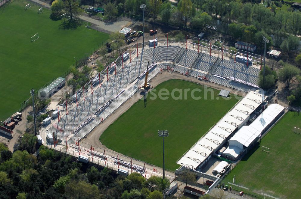 Berlin from above - Blick auf den Umbau des Stadion Alte Försterei in Berlin-Köpenick. Es ist die Heimspielstätte des 1. FC Union Berlin. Das Stadion sowie die umliegenden Sportstätten werden im Norden durch den Volkspark Wuhlheide, im Osten durch die Hämmerlingstraße, im Süden durch die Wuhle (die an dieser Stelle in die Spree mündet) und im Westen durch die Straße An der Wuhlheide begrenzt. Insgesamt umfasst das Areal neben dem Fußballstadion noch eine Kegelhalle, zwei Ballspielhallen (welche seit dem Frühjahr 2008 saniert werden) sowie sechs weitere Trainingsplätze. Das Fußballstadion ist mit einem Fassungsvermögen von 18.100 Zuschauern (davon 16.600 Steh- und 1.500 überdachte Sitzplätze) das größte reine Fußballstadion Berlins. Zurzeit befindet sich das Stadion im Umbau. Kontakt: 1. FC Union Berlin e.V., An der Wuhlheide 263, 12555 Berlin, Tel. 030 656688 0, Fax 030 656688 99, email: verein@fc-union-berlin.de