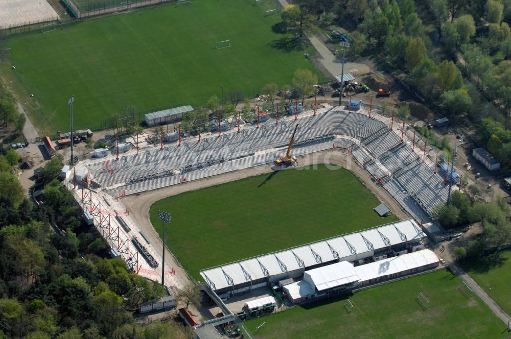 Berlin from the bird's eye view: Blick auf den Umbau des Stadion Alte Försterei in Berlin-Köpenick. Es ist die Heimspielstätte des 1. FC Union Berlin. Das Stadion sowie die umliegenden Sportstätten werden im Norden durch den Volkspark Wuhlheide, im Osten durch die Hämmerlingstraße, im Süden durch die Wuhle (die an dieser Stelle in die Spree mündet) und im Westen durch die Straße An der Wuhlheide begrenzt. Insgesamt umfasst das Areal neben dem Fußballstadion noch eine Kegelhalle, zwei Ballspielhallen (welche seit dem Frühjahr 2008 saniert werden) sowie sechs weitere Trainingsplätze. Das Fußballstadion ist mit einem Fassungsvermögen von 18.100 Zuschauern (davon 16.600 Steh- und 1.500 überdachte Sitzplätze) das größte reine Fußballstadion Berlins. Zurzeit befindet sich das Stadion im Umbau. Kontakt: 1. FC Union Berlin e.V., An der Wuhlheide 263, 12555 Berlin, Tel. 030 656688 0, Fax 030 656688 99, email: verein@fc-union-berlin.de