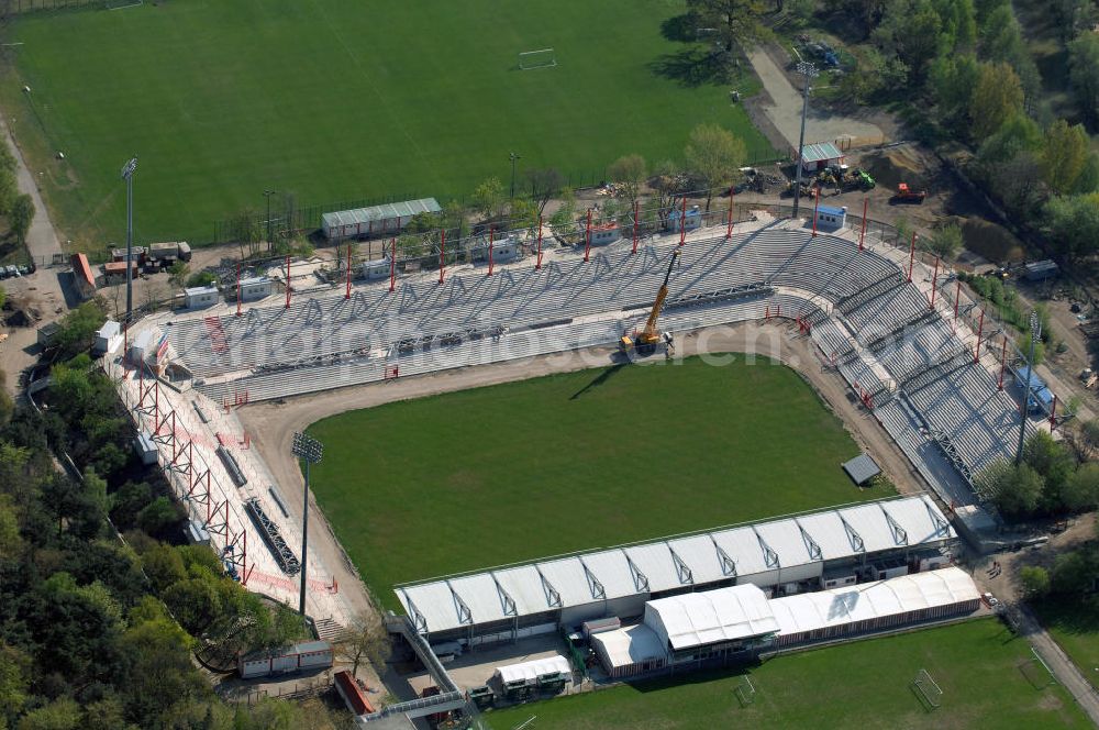 Aerial image Berlin - Blick auf den Umbau des Stadion Alte Försterei in Berlin-Köpenick. Es ist die Heimspielstätte des 1. FC Union Berlin. Das Stadion sowie die umliegenden Sportstätten werden im Norden durch den Volkspark Wuhlheide, im Osten durch die Hämmerlingstraße, im Süden durch die Wuhle (die an dieser Stelle in die Spree mündet) und im Westen durch die Straße An der Wuhlheide begrenzt. Insgesamt umfasst das Areal neben dem Fußballstadion noch eine Kegelhalle, zwei Ballspielhallen (welche seit dem Frühjahr 2008 saniert werden) sowie sechs weitere Trainingsplätze. Das Fußballstadion ist mit einem Fassungsvermögen von 18.100 Zuschauern (davon 16.600 Steh- und 1.500 überdachte Sitzplätze) das größte reine Fußballstadion Berlins. Zurzeit befindet sich das Stadion im Umbau. Kontakt: 1. FC Union Berlin e.V., An der Wuhlheide 263, 12555 Berlin, Tel. 030 656688 0, Fax 030 656688 99, email: verein@fc-union-berlin.de