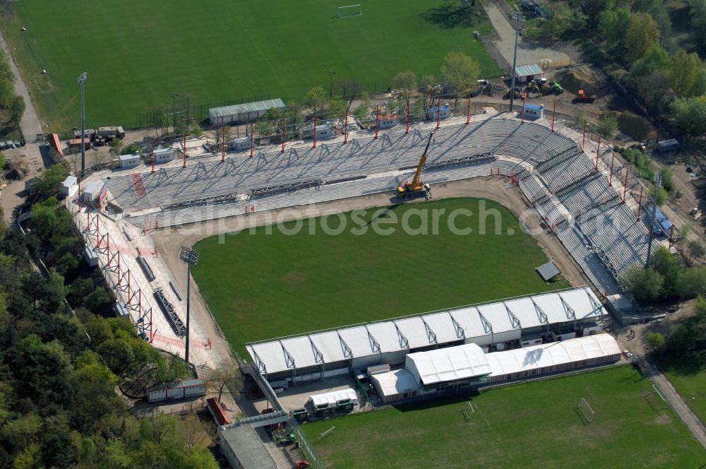 Aerial photograph Berlin - Blick auf den Umbau des Stadion Alte Försterei in Berlin-Köpenick. Es ist die Heimspielstätte des 1. FC Union Berlin. Das Stadion sowie die umliegenden Sportstätten werden im Norden durch den Volkspark Wuhlheide, im Osten durch die Hämmerlingstraße, im Süden durch die Wuhle (die an dieser Stelle in die Spree mündet) und im Westen durch die Straße An der Wuhlheide begrenzt. Insgesamt umfasst das Areal neben dem Fußballstadion noch eine Kegelhalle, zwei Ballspielhallen (welche seit dem Frühjahr 2008 saniert werden) sowie sechs weitere Trainingsplätze. Das Fußballstadion ist mit einem Fassungsvermögen von 18.100 Zuschauern (davon 16.600 Steh- und 1.500 überdachte Sitzplätze) das größte reine Fußballstadion Berlins. Zurzeit befindet sich das Stadion im Umbau. Kontakt: 1. FC Union Berlin e.V., An der Wuhlheide 263, 12555 Berlin, Tel. 030 656688 0, Fax 030 656688 99, email: verein@fc-union-berlin.de