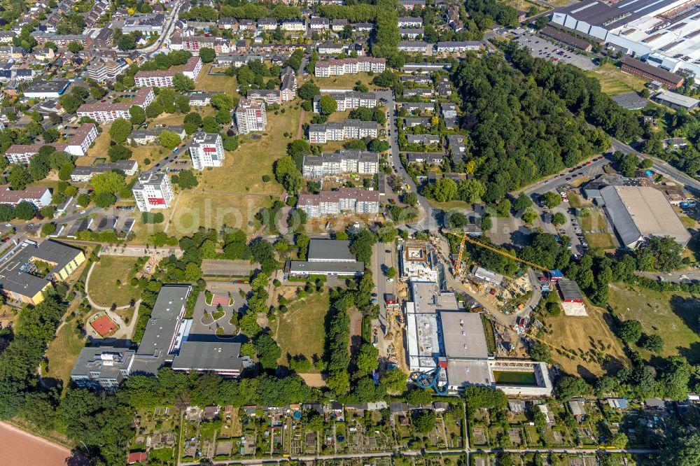 Aerial photograph Dinslaken - Spa and swimming pools at the swimming pool of the leisure facility DINonare - das stadtwerkebad of Dinslakener Baeof GmbH Am Stadtbad in Dinslaken at Ruhrgebiet in the state North Rhine-Westphalia, Germany