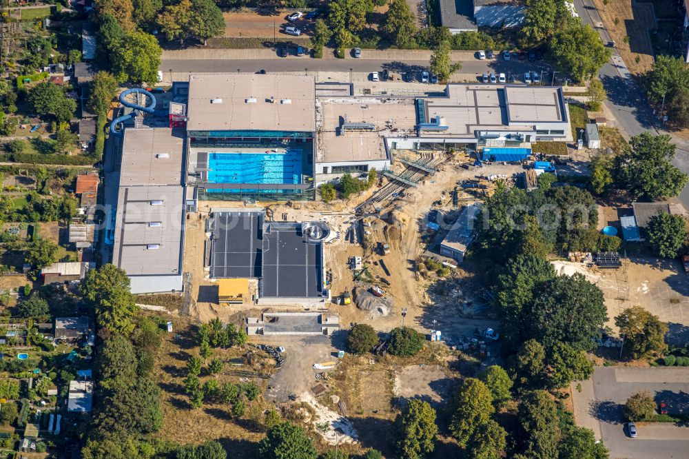 Dinslaken from the bird's eye view: Spa and swimming pools at the swimming pool of the leisure facility DINonare - das stadtwerkebad of Dinslakener Baeof GmbH Am Stadtbad in Dinslaken at Ruhrgebiet in the state North Rhine-Westphalia, Germany