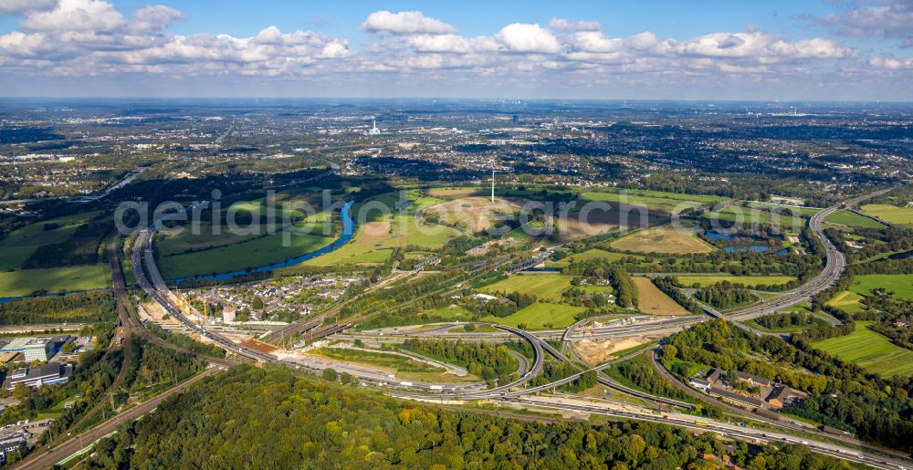 Duisburg from above - Construction sites for the conversion and renovation and redesign of the Kaiserberg motorway junction with spaghetti knots in Duisburg in the Ruhr area in the state of North Rhine-Westphalia. The cross over the river Ruhr in the Ruhr area connects the A 3 federal autobahn with the A 40 autobahn