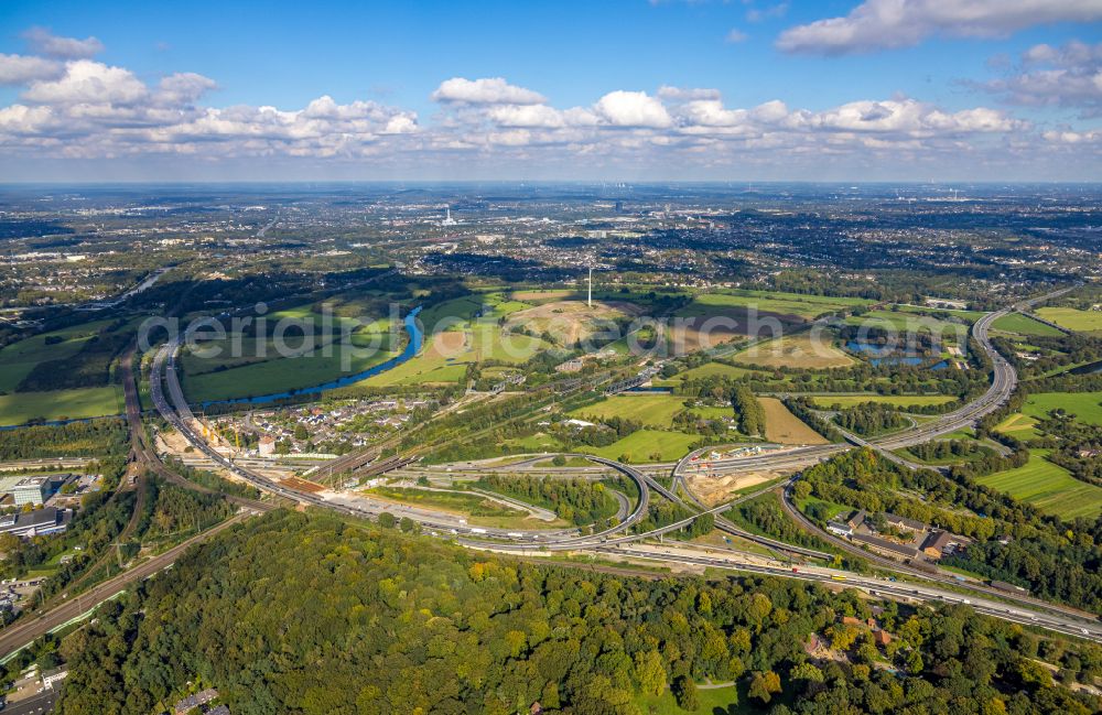 Aerial photograph Duisburg - Construction sites for the conversion and renovation and redesign of the Kaiserberg motorway junction with spaghetti knots in Duisburg in the Ruhr area in the state of North Rhine-Westphalia. The cross over the river Ruhr in the Ruhr area connects the A 3 federal autobahn with the A 40 autobahn