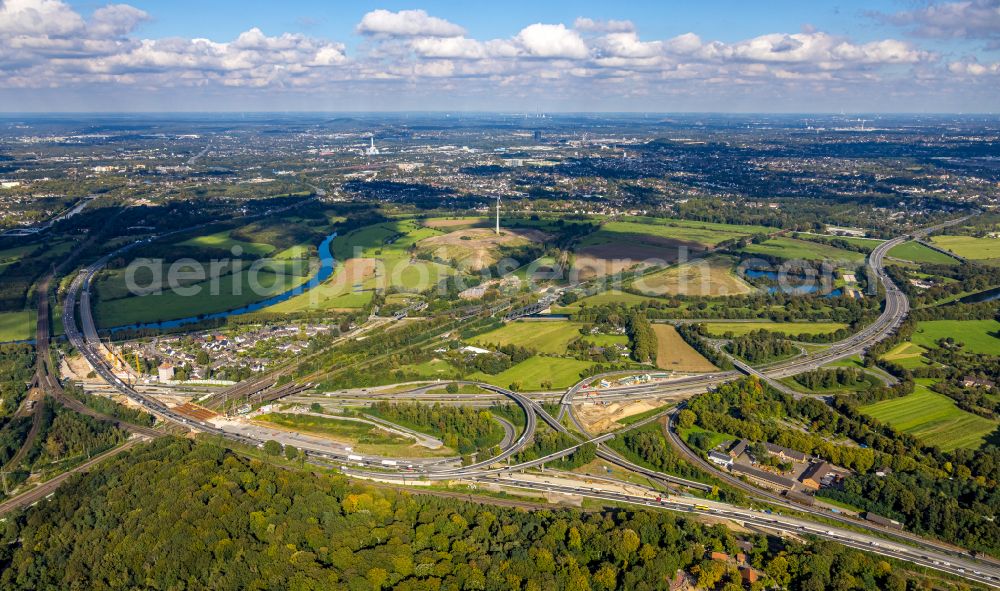 Duisburg from above - Construction sites for the conversion and renovation and redesign of the Kaiserberg motorway junction with spaghetti knots in Duisburg in the Ruhr area in the state of North Rhine-Westphalia. The cross over the river Ruhr in the Ruhr area connects the A 3 federal autobahn with the A 40 autobahn