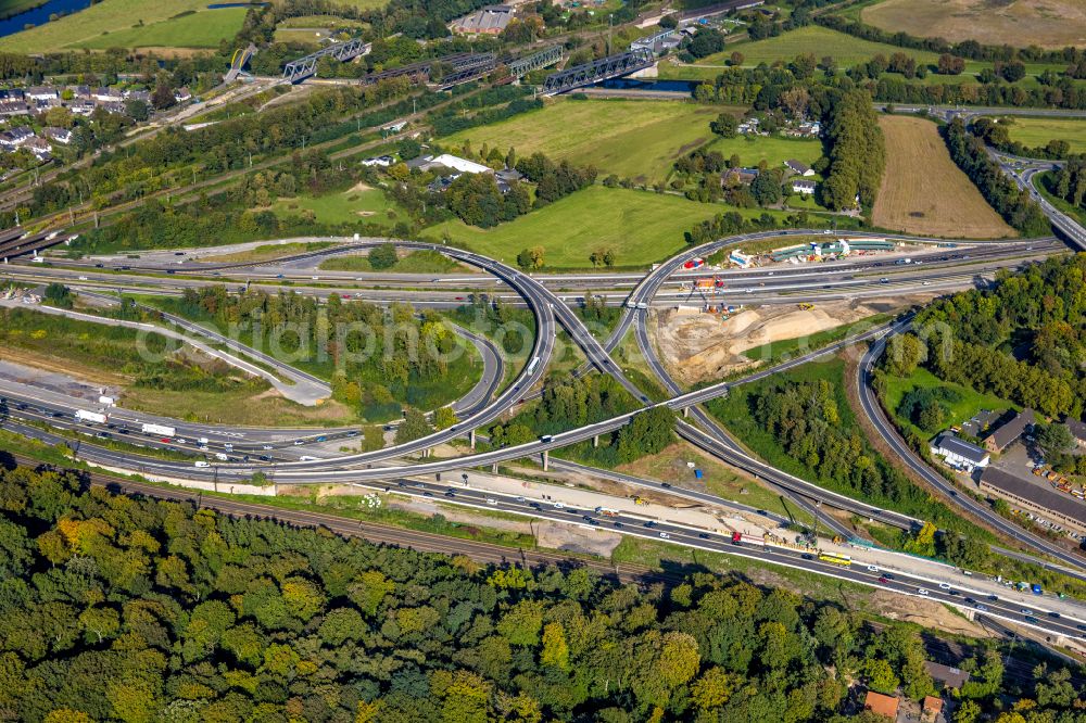 Duisburg from the bird's eye view: Construction sites for the conversion and renovation and redesign of the Kaiserberg motorway junction with spaghetti knots in Duisburg in the Ruhr area in the state of North Rhine-Westphalia. The cross over the river Ruhr in the Ruhr area connects the A 3 federal autobahn with the A 40 autobahn