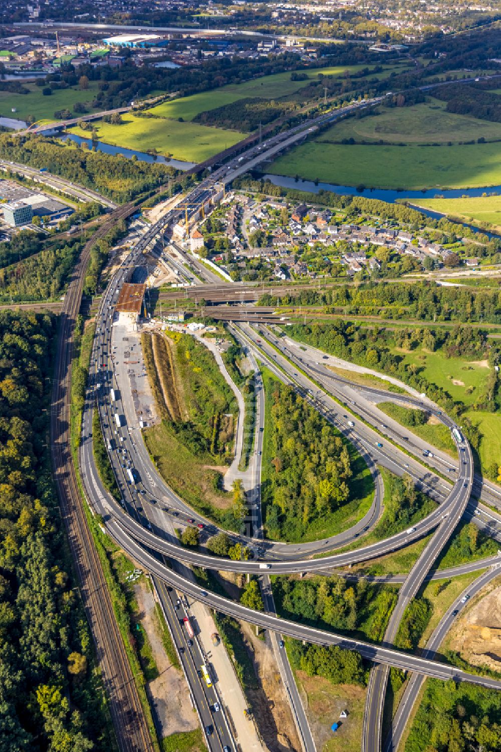 Aerial photograph Duisburg - Construction sites for the conversion and renovation and redesign of the Kaiserberg motorway junction with spaghetti knots in Duisburg in the Ruhr area in the state of North Rhine-Westphalia. The cross over the river Ruhr in the Ruhr area connects the A 3 federal autobahn with the A 40 autobahn