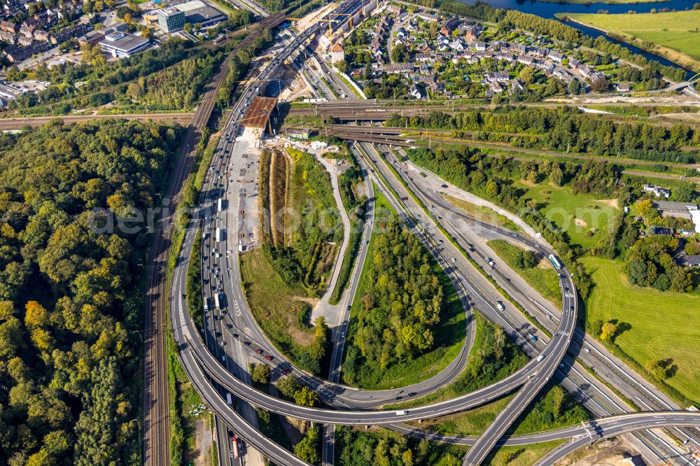 Duisburg from above - Construction sites for the conversion and renovation and redesign of the Kaiserberg motorway junction with spaghetti knots in Duisburg in the Ruhr area in the state of North Rhine-Westphalia. The cross over the river Ruhr in the Ruhr area connects the A 3 federal autobahn with the A 40 autobahn