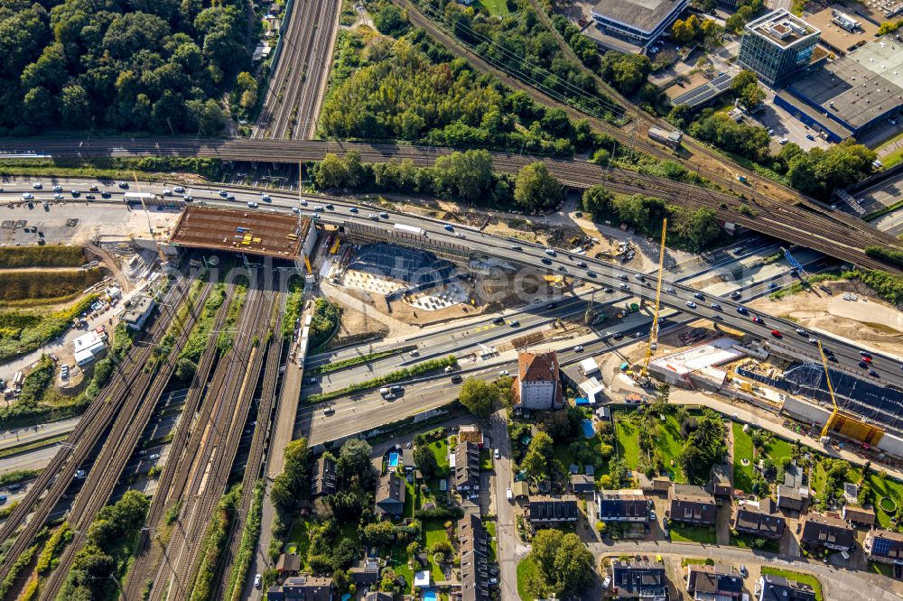 Aerial photograph Duisburg - Construction sites for the conversion and renovation and redesign of the Kaiserberg motorway junction with spaghetti knots in Duisburg in the Ruhr area in the state of North Rhine-Westphalia. The cross over the river Ruhr in the Ruhr area connects the A 3 federal autobahn with the A 40 autobahn