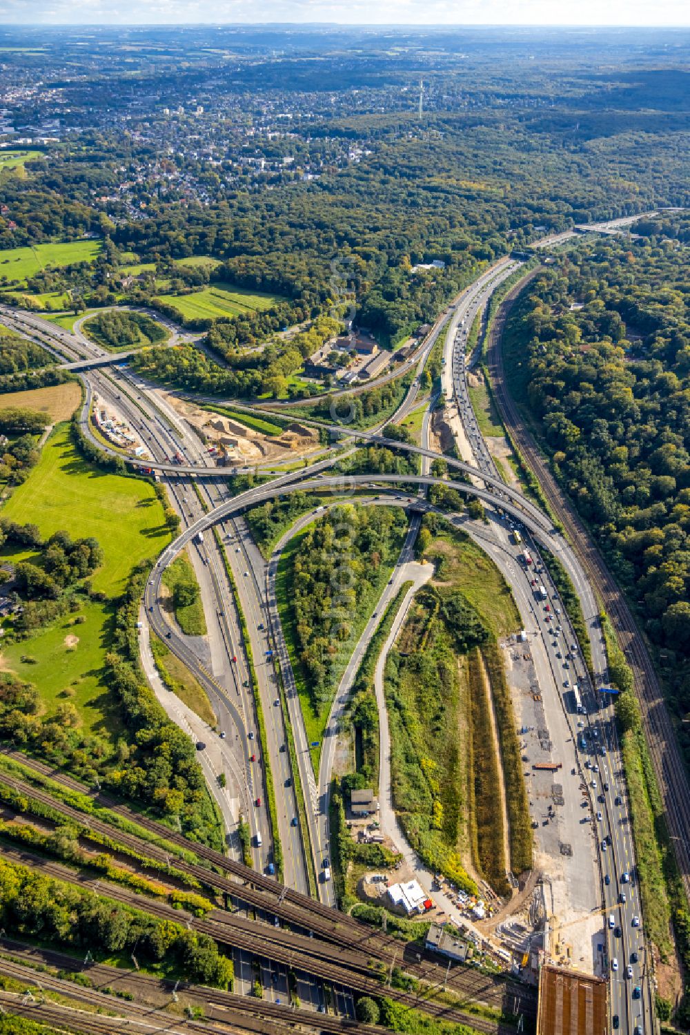 Duisburg from above - Construction sites for the conversion and renovation and redesign of the Kaiserberg motorway junction with spaghetti knots in Duisburg in the Ruhr area in the state of North Rhine-Westphalia. The cross over the river Ruhr in the Ruhr area connects the A 3 federal autobahn with the A 40 autobahn