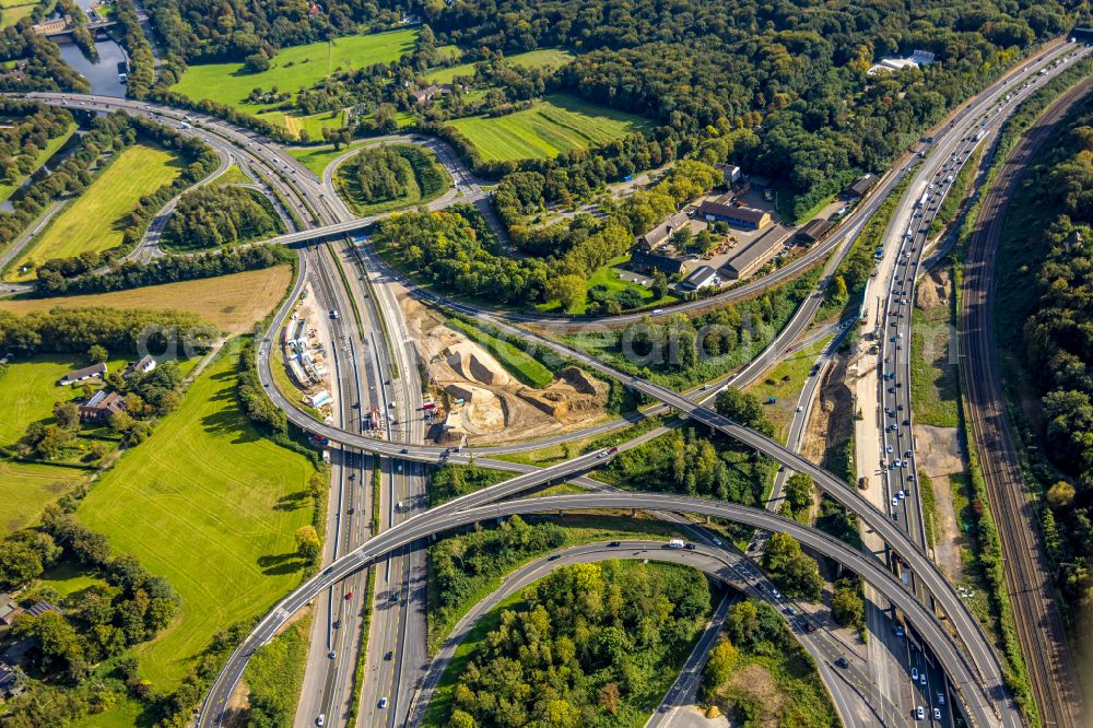 Duisburg from the bird's eye view: Construction sites for the conversion and renovation and redesign of the Kaiserberg motorway junction with spaghetti knots in Duisburg in the Ruhr area in the state of North Rhine-Westphalia. The cross over the river Ruhr in the Ruhr area connects the A 3 federal autobahn with the A 40 autobahn