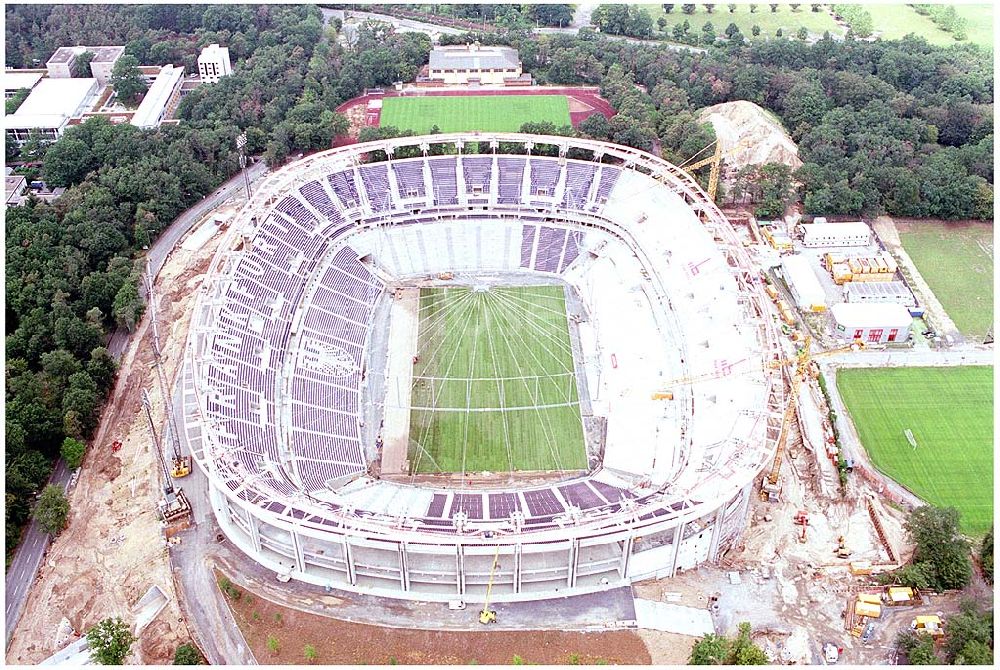 Frankfurt / M. from above - 24.07.2004 Hessen, Frankfurt/ Main Commerzbank-Arena Umbau des Waldstdions Frankfurt (Eintracht Frankfurt)an der Mörfelder Landstraße 362 in 60528 in Frankfurt/ Main durch die Firma MAX BÖGL, Schüßler Plan (Projektsteuerung),