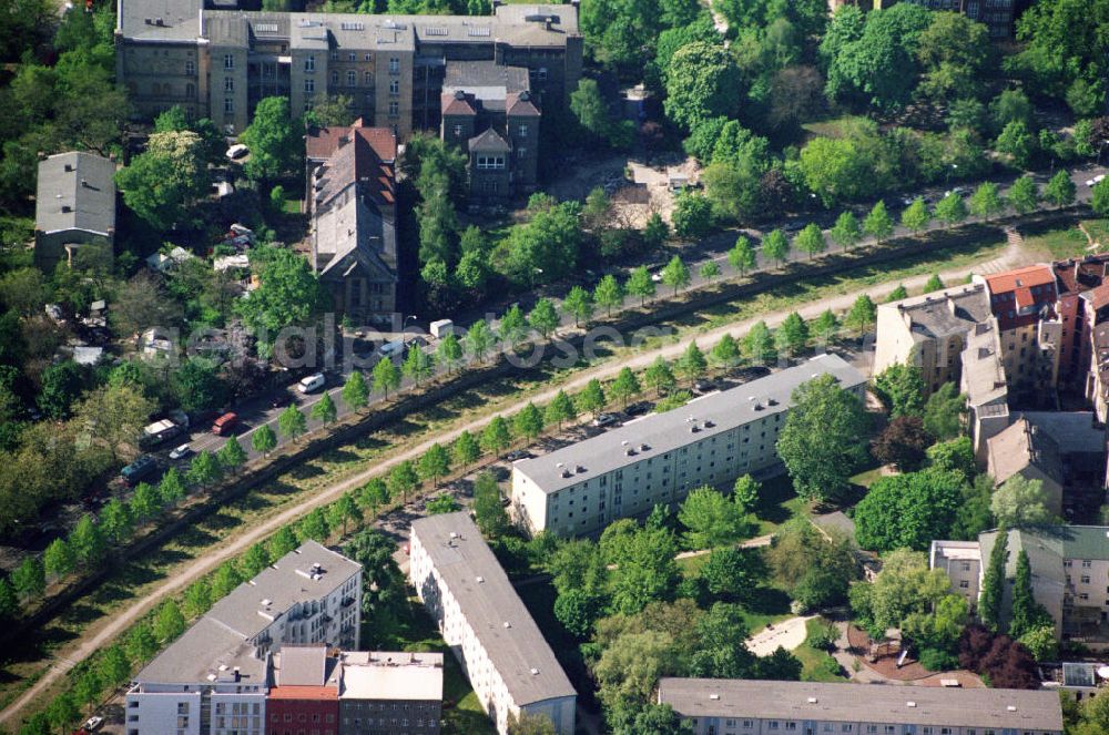 Aerial photograph Berlin - Renovations on the former border strip / wall area located at the city park on Michael's Church in destrict Kreuzberg