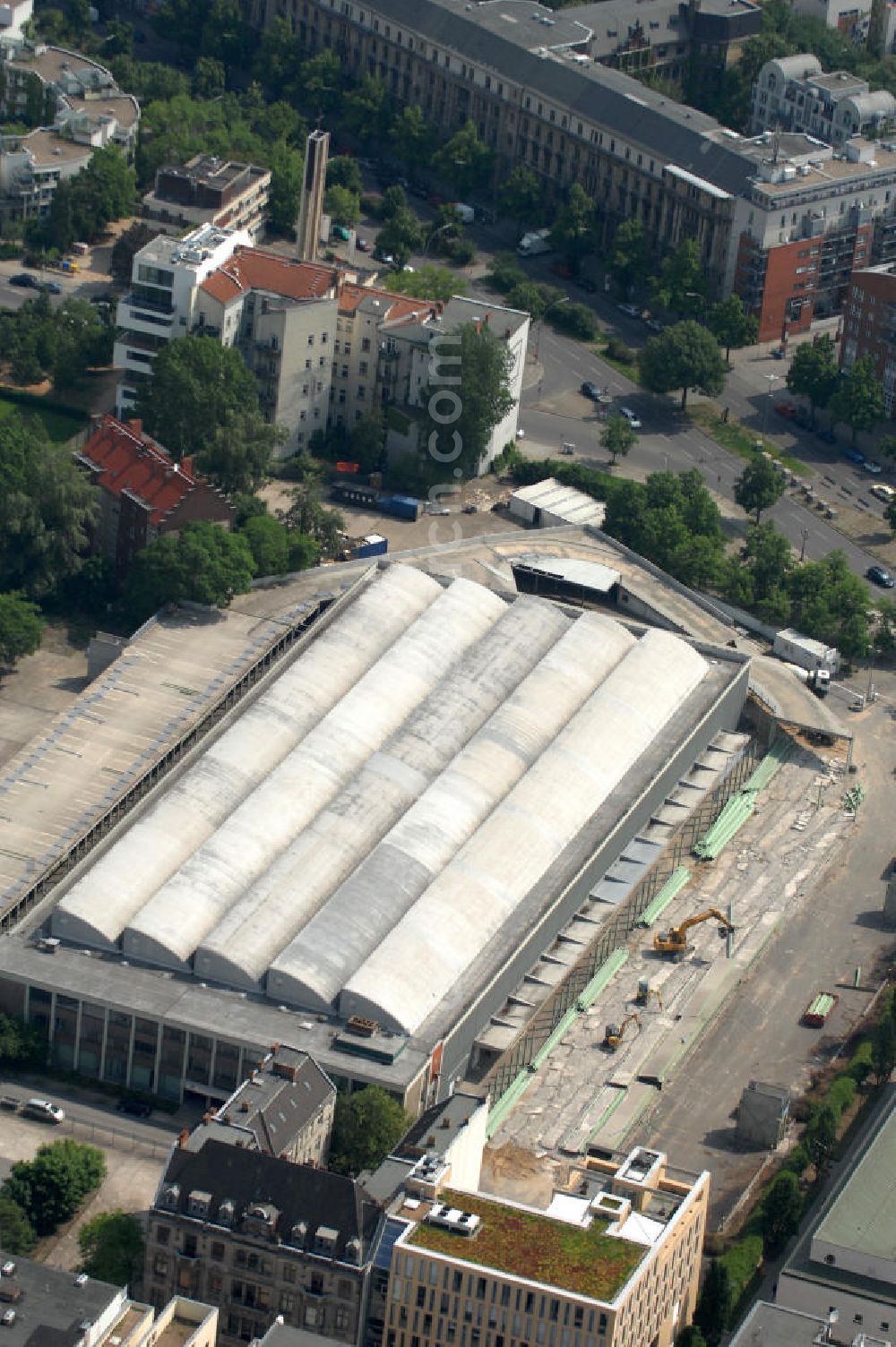 Berlin Kreuzberg from above - Blick auf Umbauarbeiten am Gelände der ehemaligen Berliner Blumen Großmarktes an der Enckestraße , Besselstraße, Friedrichstraße; Lindenstraße in Berlin Kreuzberg. Für die künftige Nutzung des Areales des Blumengroßmarkt Berlin e.G. Grosshandel ist auch eine Nutzung als Kunsthalle im Gespräch. View of construction work at the site of the former Berlin wholesale flower market in Berlin Kreuzberg.