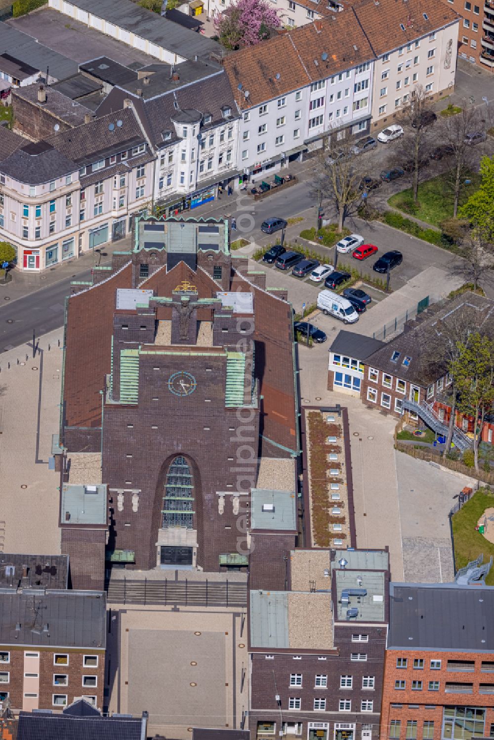 Aerial photograph Gelsenkirchen - Construction site for renovation and reconstruction work on the church building Heilig-Kreuz-Kirche on Bochumer Strasse in the district Ueckendorf in Gelsenkirchen in the state North Rhine-Westphalia, Germany