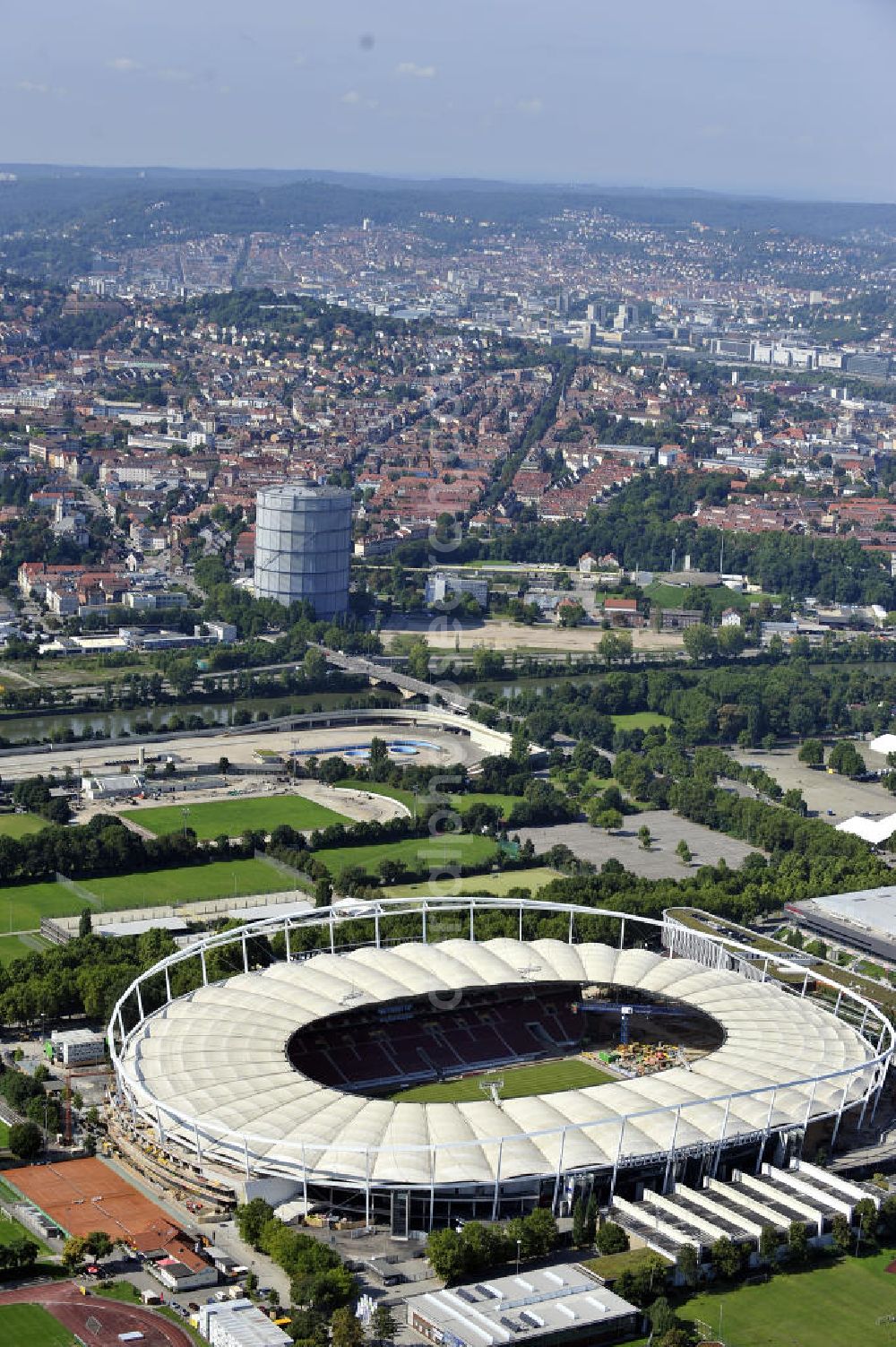 Aerial image Stuttgart - Blick auf die Umbauarbeiten am Stadion Stuttgart( Mercedes-Benz-Arena) zu einem reinen Fußballstadion. Während des Umbaus, Bauherr ist die Stadion NeckarPark GmbH & Co. KG, wird sich die Kapazität auf 39.000 Plätze reduzieren, die Kosten des Projekts belaufen sich auf rund 60 Millionen Euro. Für zusätzliche 13,15 Millionen Euro wird außerdem unter der Untertürkheimer Kurve eine Sporthalle entstehen. Ausführende Firma ist die BAM Deutschland AG. View of the reconstruction of the stadium Stuttgart (Mercedes-Benz-Arena) to a football-only stadium.