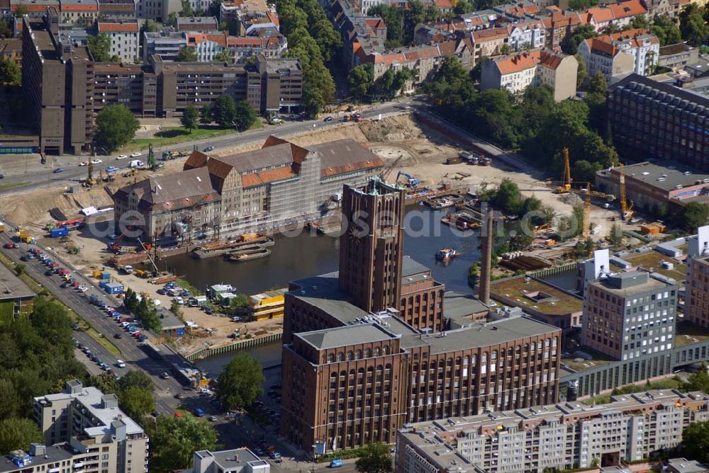 Berlin from above - Blick auf die Umbauarbeiten am Tempelhofer Hafen, der zuletzt nur noch als Schrott- und Lagerplatz diente. Das 100-Millionen-Euro-Neubauprojekt soll die städtebauliche Lücke am Südende des Tempelhofer Damms schließen. Die Grundstücksgesellschaft Objekt Tempelhofer Hafen, ein Joint Venture der HLG Münster/Berlin und der IKB Deutsche Industriebank gestaltet das Areal zwischen Ordensmeisterstraße und Teltowkanal auf einer Fläche von 45 000 Quadratmetern, davon 15 000 Quadratmeter Wasserfläche. Neben dem historischen Speicher, der aufwendig saniert werden soll, werden vier Gebäude entstehen, die das Hafenbecken an drei Seiten umrahmen werden. Entlang der Ordensmeisterstraße entsteht eine viergeschossige Shopping-Meile mit 70 Geschäften und 600 Stellplätzen im angeschlossenen Parkhaus. Die Verkaufsfläche beträgt 19 500 Quadratmeter, Ankermieter sind C&A, H&M, Marktkauf und ein Elektronikmarkt, so HLG-Geschäftsführer Christian Diesen.