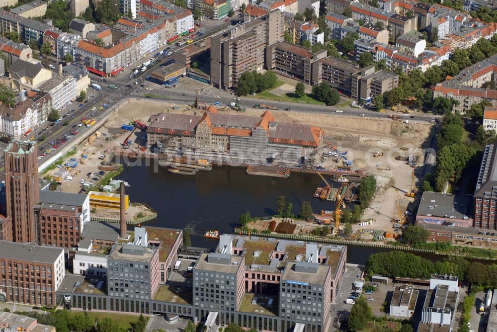 Berlin from above - Blick auf die Umbauarbeiten am Tempelhofer Hafen, der zuletzt nur noch als Schrott- und Lagerplatz diente. Das 100-Millionen-Euro-Neubauprojekt soll die städtebauliche Lücke am Südende des Tempelhofer Damms schließen. Die Grundstücksgesellschaft Objekt Tempelhofer Hafen, ein Joint Venture der HLG Münster/Berlin und der IKB Deutsche Industriebank gestaltet das Areal zwischen Ordensmeisterstraße und Teltowkanal auf einer Fläche von 45 000 Quadratmetern, davon 15 000 Quadratmeter Wasserfläche. Neben dem historischen Speicher, der aufwendig saniert werden soll, werden vier Gebäude entstehen, die das Hafenbecken an drei Seiten umrahmen werden. Entlang der Ordensmeisterstraße entsteht eine viergeschossige Shopping-Meile mit 70 Geschäften und 600 Stellplätzen im angeschlossenen Parkhaus. Die Verkaufsfläche beträgt 19 500 Quadratmeter, Ankermieter sind C&A, H&M, Marktkauf und ein Elektronikmarkt, so HLG-Geschäftsführer Christian Diesen.