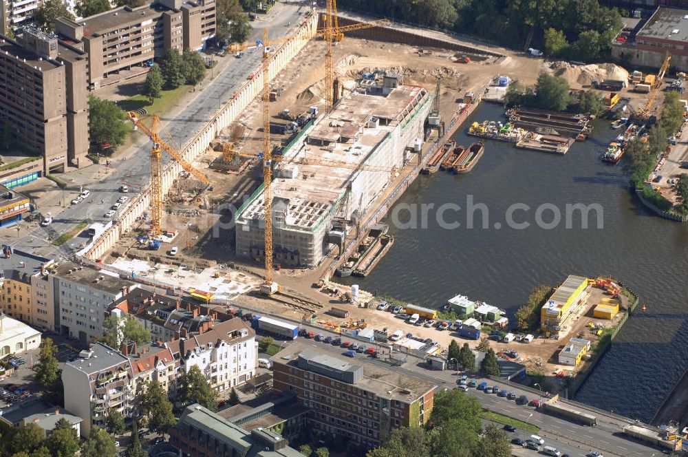 Berlin from above - Blick auf die Umbauarbeiten am Tempelhofer Hafen, der zuletzt nur noch als Schrott- und Lagerplatz diente. Das 100-Millionen-Euro-Neubauprojekt soll die städtebauliche Lücke am Südende des Tempelhofer Damms schließen. Die Grundstücksgesellschaft Objekt Tempelhofer Hafen, ein Joint Venture der HLG Münster/Berlin und der IKB Deutsche Industriebank gestaltet das Areal zwischen Ordensmeisterstraße und Teltowkanal auf einer Fläche von 45 000 Quadratmetern, davon 15 000 Quadratmeter Wasserfläche. Neben dem historischen Speicher, der aufwendig saniert werden soll, werden vier Gebäude entstehen, die das Hafenbecken an drei Seiten umrahmen werden. Entlang der Ordensmeisterstraße entsteht eine viergeschossige Shopping-Meile mit 70 Geschäften und 600 Stellplätzen im angeschlossenen Parkhaus. Die Verkaufsfläche beträgt 19 500 Quadratmeter, Ankermieter sind C&A, H&M, Marktkauf und ein Elektronikmarkt, so HLG-Geschäftsführer Christian Diesen.