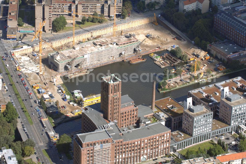 Berlin from the bird's eye view: Blick auf die Umbauarbeiten am Tempelhofer Hafen, der zuletzt nur noch als Schrott- und Lagerplatz diente. Das 100-Millionen-Euro-Neubauprojekt soll die städtebauliche Lücke am Südende des Tempelhofer Damms schließen. Die Grundstücksgesellschaft Objekt Tempelhofer Hafen, ein Joint Venture der HLG Münster/Berlin und der IKB Deutsche Industriebank gestaltet das Areal zwischen Ordensmeisterstraße und Teltowkanal auf einer Fläche von 45 000 Quadratmetern, davon 15 000 Quadratmeter Wasserfläche. Neben dem historischen Speicher, der aufwendig saniert werden soll, werden vier Gebäude entstehen, die das Hafenbecken an drei Seiten umrahmen werden. Entlang der Ordensmeisterstraße entsteht eine viergeschossige Shopping-Meile mit 70 Geschäften und 600 Stellplätzen im angeschlossenen Parkhaus. Die Verkaufsfläche beträgt 19 500 Quadratmeter, Ankermieter sind C&A, H&M, Marktkauf und ein Elektronikmarkt, so HLG-Geschäftsführer Christian Diesen.