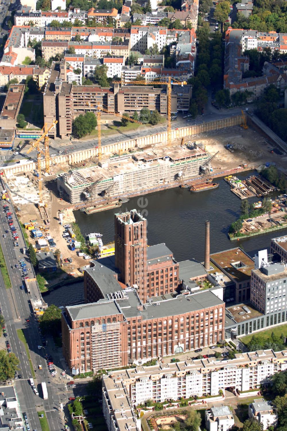 Aerial image Berlin - Blick auf die Umbauarbeiten am Tempelhofer Hafen, der zuletzt nur noch als Schrott- und Lagerplatz diente. Das 100-Millionen-Euro-Neubauprojekt soll die städtebauliche Lücke am Südende des Tempelhofer Damms schließen. Die Grundstücksgesellschaft Objekt Tempelhofer Hafen, ein Joint Venture der HLG Münster/Berlin und der IKB Deutsche Industriebank gestaltet das Areal zwischen Ordensmeisterstraße und Teltowkanal auf einer Fläche von 45 000 Quadratmetern, davon 15 000 Quadratmeter Wasserfläche. Neben dem historischen Speicher, der aufwendig saniert werden soll, werden vier Gebäude entstehen, die das Hafenbecken an drei Seiten umrahmen werden. Entlang der Ordensmeisterstraße entsteht eine viergeschossige Shopping-Meile mit 70 Geschäften und 600 Stellplätzen im angeschlossenen Parkhaus. Die Verkaufsfläche beträgt 19 500 Quadratmeter, Ankermieter sind C&A, H&M, Marktkauf und ein Elektronikmarkt, so HLG-Geschäftsführer Christian Diesen.