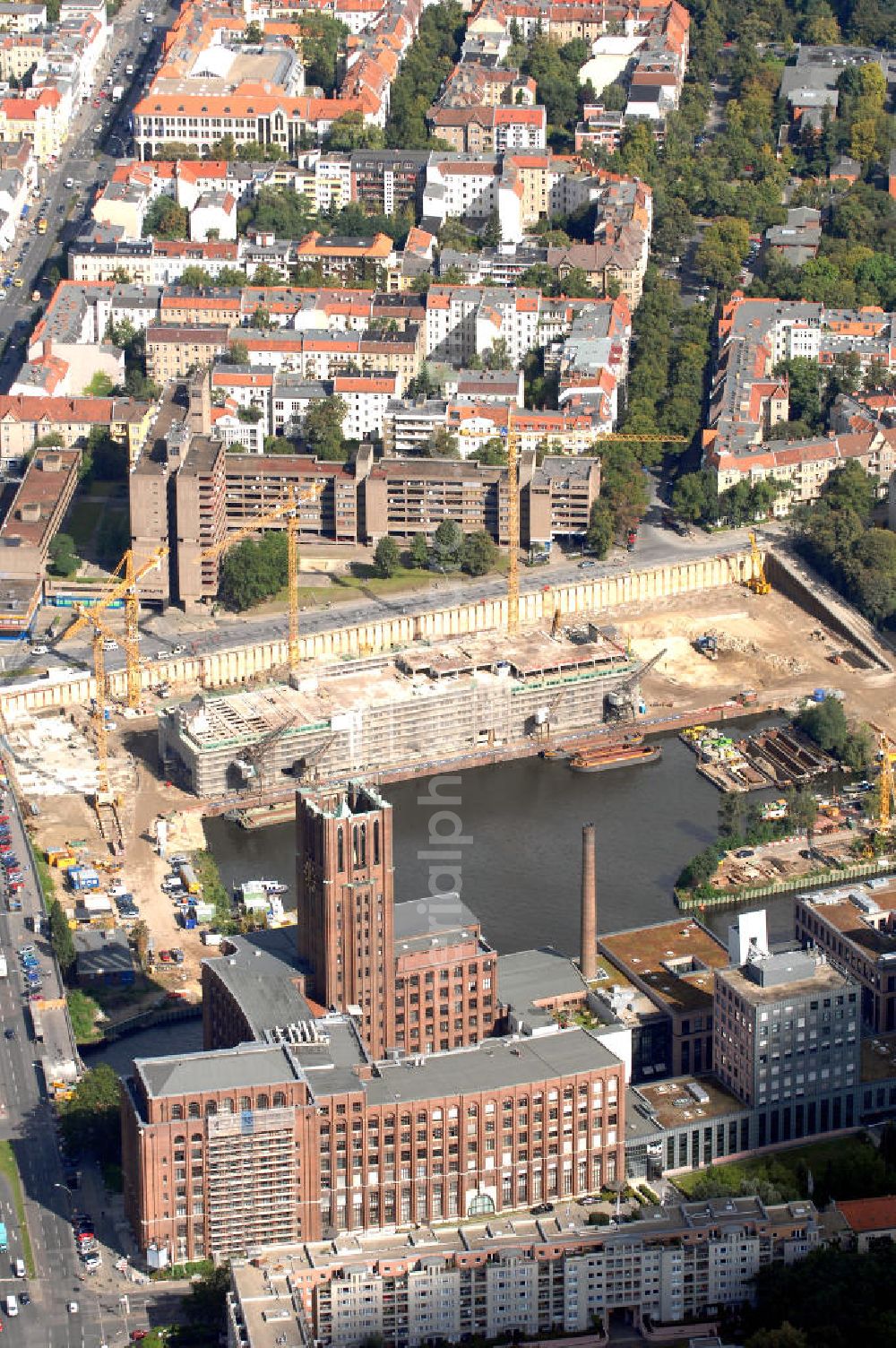 Berlin from above - Blick auf die Umbauarbeiten am Tempelhofer Hafen, der zuletzt nur noch als Schrott- und Lagerplatz diente. Das 100-Millionen-Euro-Neubauprojekt soll die städtebauliche Lücke am Südende des Tempelhofer Damms schließen. Die Grundstücksgesellschaft Objekt Tempelhofer Hafen, ein Joint Venture der HLG Münster/Berlin und der IKB Deutsche Industriebank gestaltet das Areal zwischen Ordensmeisterstraße und Teltowkanal auf einer Fläche von 45 000 Quadratmetern, davon 15 000 Quadratmeter Wasserfläche. Neben dem historischen Speicher, der aufwendig saniert werden soll, werden vier Gebäude entstehen, die das Hafenbecken an drei Seiten umrahmen werden. Entlang der Ordensmeisterstraße entsteht eine viergeschossige Shopping-Meile mit 70 Geschäften und 600 Stellplätzen im angeschlossenen Parkhaus. Die Verkaufsfläche beträgt 19 500 Quadratmeter, Ankermieter sind C&A, H&M, Marktkauf und ein Elektronikmarkt, so HLG-Geschäftsführer Christian Diesen.