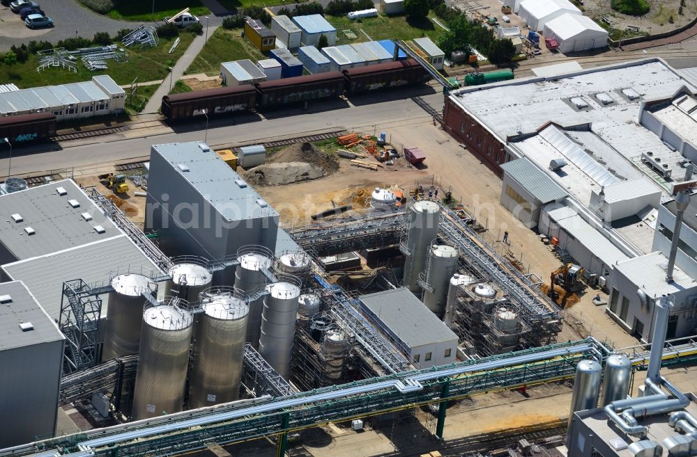 Genthin from the bird's eye view: View of modification and expansion works at the industrial and chemical plants of the Waschmittelwerk Genthin GmbH in the state of Saxony-Anhalt