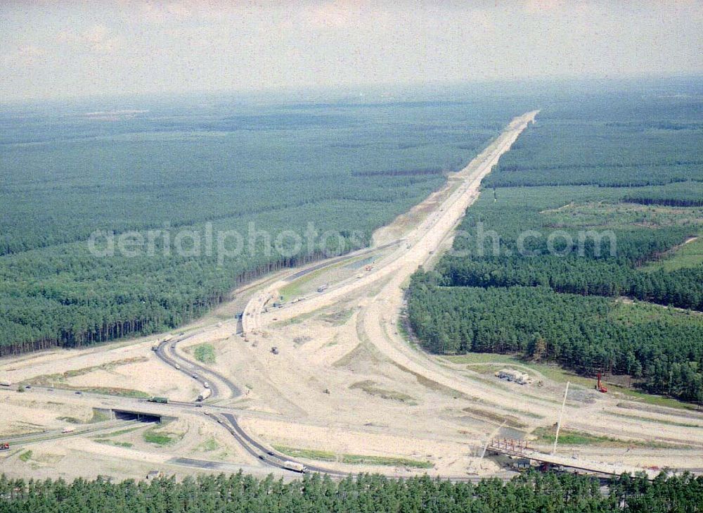 Aerial image Zernsdorf / Brandenburg - Umbau- und Erweiterungs-Baustelle des Autobahndreieck Spreeau, ist ein Autobahndreieck am südöstlichen Berliner Ring (A 10), das nach Osten die A 12 nach Frankfurt anbindet.Das Dreieck wurde bereits 1937 erbaut und von 1998 bis 2000 umgebaut. Dabei wurde die Hauptrasse, die A 10, auf sechs Spuren erweitert.