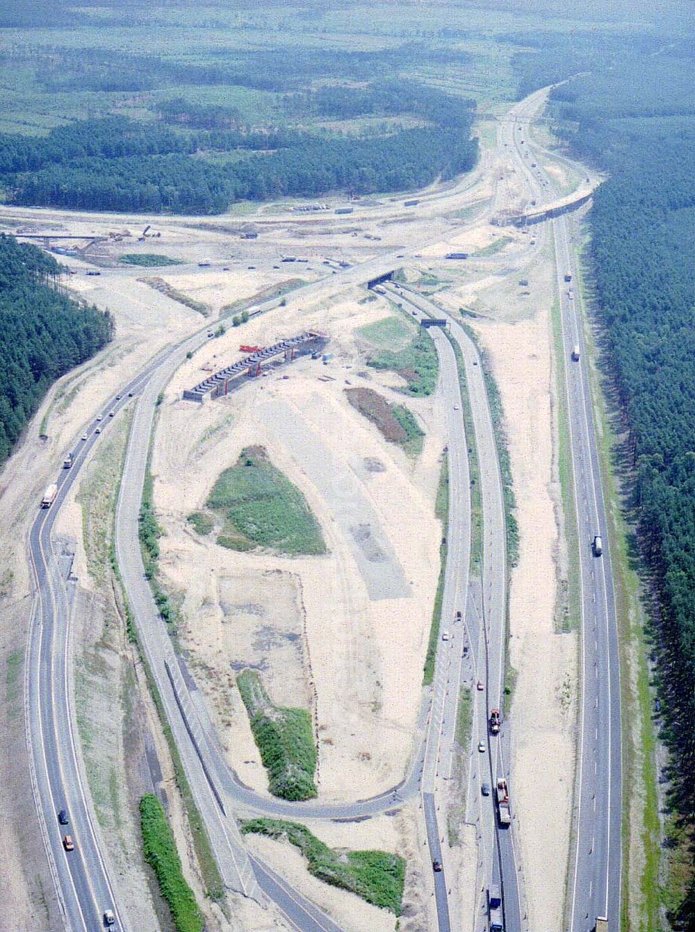 Aerial photograph Zernsdorf / Brandenburg - Umbau- und Erweiterungs-Baustelle des Autobahndreieck Spreeau, ist ein Autobahndreieck am südöstlichen Berliner Ring (A 10), das nach Osten die A 12 nach Frankfurt anbindet.Das Dreieck wurde bereits 1937 erbaut und von 1998 bis 2000 umgebaut. Dabei wurde die Hauptrasse, die A 10, auf sechs Spuren erweitert.