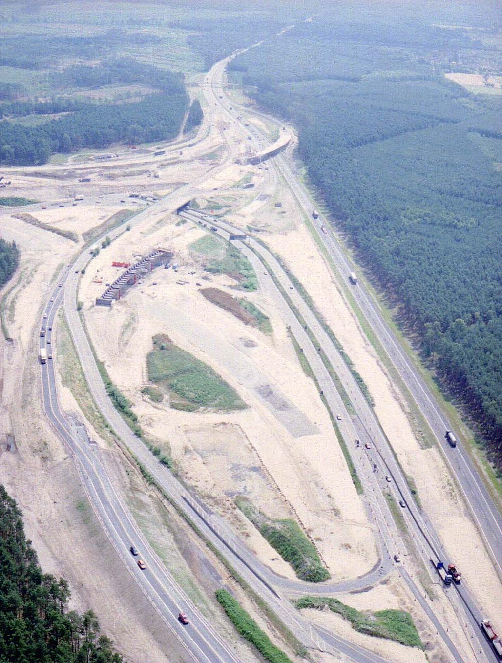 Zernsdorf / Brandenburg from above - Umbau- und Erweiterungs-Baustelle des Autobahndreieck Spreeau, ist ein Autobahndreieck am südöstlichen Berliner Ring (A 10), das nach Osten die A 12 nach Frankfurt anbindet.Das Dreieck wurde bereits 1937 erbaut und von 1998 bis 2000 umgebaut. Dabei wurde die Hauptrasse, die A 10, auf sechs Spuren erweitert.