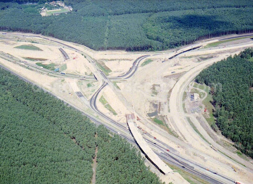 Aerial image Zernsdorf / Brandenburg - Umbau- und Erweiterungs-Baustelle des Autobahndreieck Spreeau, ist ein Autobahndreieck am südöstlichen Berliner Ring (A 10), das nach Osten die A 12 nach Frankfurt anbindet.Das Dreieck wurde bereits 1937 erbaut und von 1998 bis 2000 umgebaut. Dabei wurde die Hauptrasse, die A 10, auf sechs Spuren erweitert.