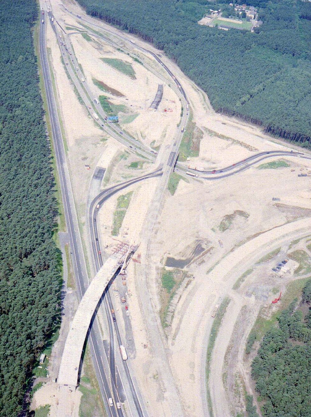 Aerial photograph Zernsdorf / Brandenburg - Umbau- und Erweiterungs-Baustelle des Autobahndreieck Spreeau, ist ein Autobahndreieck am südöstlichen Berliner Ring (A 10), das nach Osten die A 12 nach Frankfurt anbindet.Das Dreieck wurde bereits 1937 erbaut und von 1998 bis 2000 umgebaut. Dabei wurde die Hauptrasse, die A 10, auf sechs Spuren erweitert.