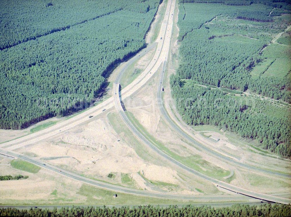 Zernsdorf / Brandenburg from above - Umbau- und Erweiterungs-Baustelle des Autobahndreieck Spreeau, ist ein Autobahndreieck am südöstlichen Berliner Ring (A 10), das nach Osten die A 12 nach Frankfurt anbindet.Das Dreieck wurde bereits 1937 erbaut und von 1998 bis 2000 umgebaut. Dabei wurde die Hauptrasse, die A 10, auf sechs Spuren erweitert.