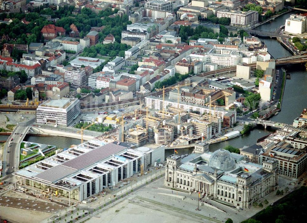 Berlin - Tiergarten / Mitte from above - Umgebauter Reichstag mit Bundesbauten auf dem Spreebogen.