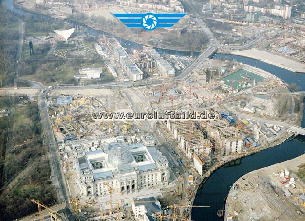 Berlin - Tiergarten from above - Umgebauter Reichstag mit Spreebogen.