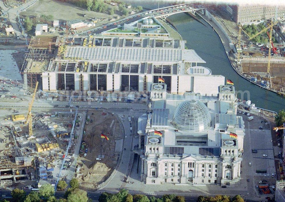 Berlin - Tiergarten from above - Umgebauter Reichstag auf dem Spreebogen in Berlin - Tiergarten.