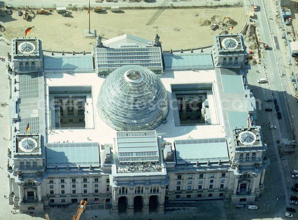 Berlin - Tiergarten from the bird's eye view: Umgebauter Reichstag auf dem Spreebogen im Regierungsviertel.