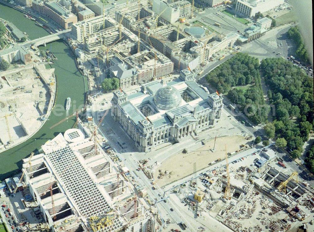 Aerial image Berlin - Tiergarten - Umgebauter Reichstag auf dem Spreebogen im Regierungsviertel.