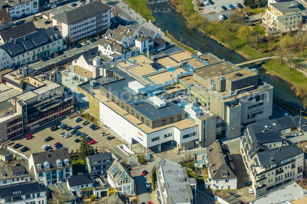 Aerial image Meschede - Revitaliset shopping center in the former department store building HERTIE on Winziger Platz in Meschede in the state North Rhine-Westphalia, Germany