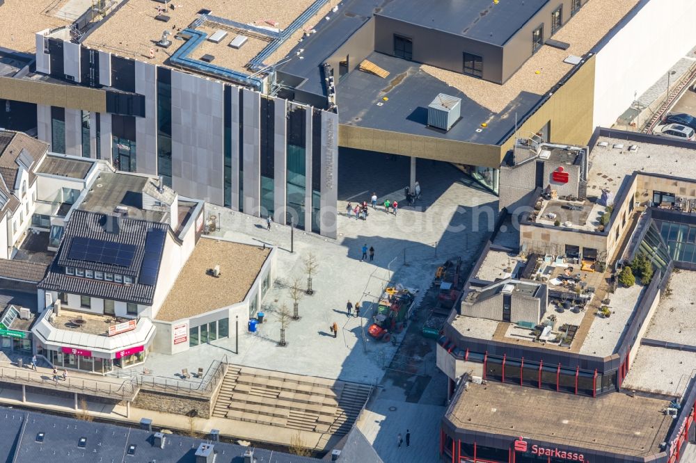 Aerial photograph Meschede - Revitaliset shopping center in the former department store building HERTIE on Winziger Platz in Meschede in the state North Rhine-Westphalia, Germany