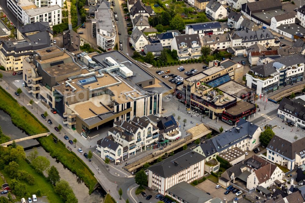 Meschede from the bird's eye view: Revitaliset shopping center in the former department store building HERTIE on Winziger Platz in Meschede in the state North Rhine-Westphalia, Germany